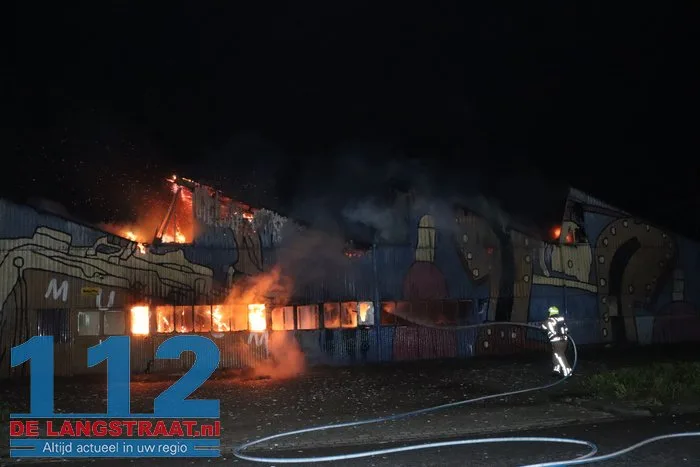 Vlammen schieten uit pand en asbest komt vrij bij grote brand in Waalwijk 7 Vlammen schieten uit pand en asbest komt vrij bij grote brand in Waalwijk 112 De Langstraat