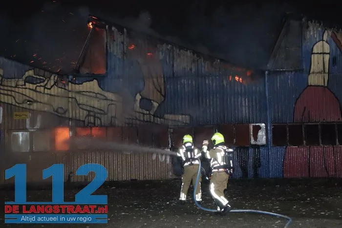 Vlammen schieten uit pand en asbest komt vrij bij grote brand in Waalwijk 8 Vlammen schieten uit pand en asbest komt vrij bij grote brand in Waalwijk 112 De Langstraat