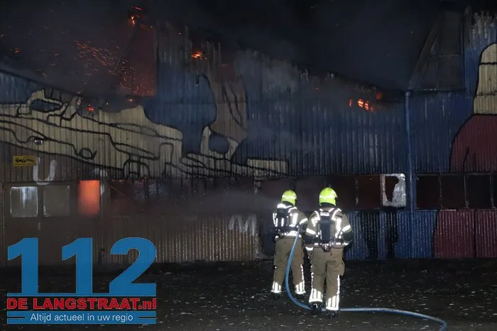 Vlammen schieten uit pand en asbest komt vrij bij grote brand in Waalwijk 9 Vlammen schieten uit pand en asbest komt vrij bij grote brand in Waalwijk 112 De Langstraat