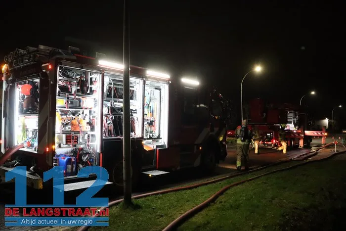 Vlammen schieten uit pand en asbest komt vrij bij grote brand in Waalwijk 10 Vlammen schieten uit pand en asbest komt vrij bij grote brand in Waalwijk 112 De Langstraat