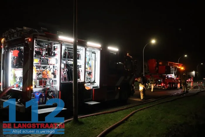 Vlammen schieten uit pand en asbest komt vrij bij grote brand in Waalwijk 11 Vlammen schieten uit pand en asbest komt vrij bij grote brand in Waalwijk 112 De Langstraat