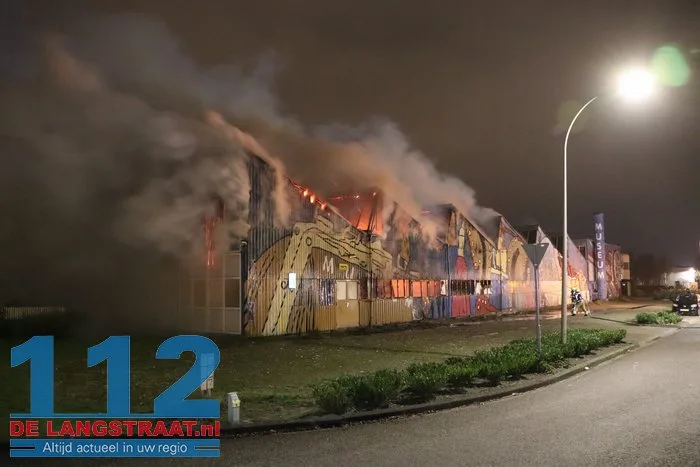 Vlammen schieten uit pand en asbest komt vrij bij grote brand in Waalwijk 12 Vlammen schieten uit pand en asbest komt vrij bij grote brand in Waalwijk 112 De Langstraat