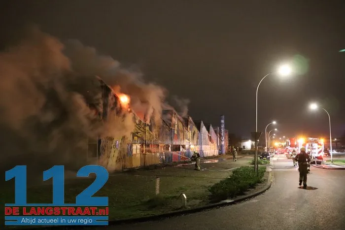 Vlammen schieten uit pand en asbest komt vrij bij grote brand in Waalwijk 13 Vlammen schieten uit pand en asbest komt vrij bij grote brand in Waalwijk 112 De Langstraat