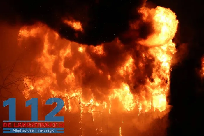 Vlammen schieten uit pand en asbest komt vrij bij grote brand in Waalwijk 14 Vlammen schieten uit pand en asbest komt vrij bij grote brand in Waalwijk 112 De Langstraat