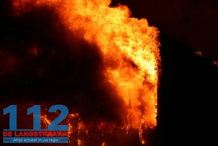 Vlammen schieten uit pand en asbest komt vrij bij grote brand in Waalwijk 15 Vlammen schieten uit pand en asbest komt vrij bij grote brand in Waalwijk 112 De Langstraat