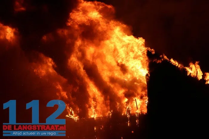 Vlammen schieten uit pand en asbest komt vrij bij grote brand in Waalwijk 16 Vlammen schieten uit pand en asbest komt vrij bij grote brand in Waalwijk 112 De Langstraat