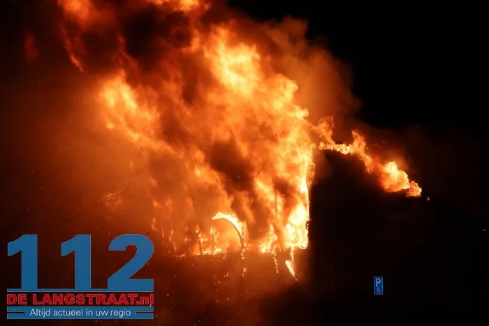Vlammen schieten uit pand en asbest komt vrij bij grote brand in Waalwijk 17 Vlammen schieten uit pand en asbest komt vrij bij grote brand in Waalwijk 112 De Langstraat