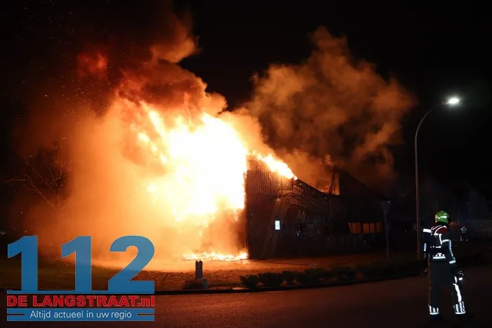 Vlammen schieten uit pand en asbest komt vrij bij grote brand in Waalwijk 18 Vlammen schieten uit pand en asbest komt vrij bij grote brand in Waalwijk 112 De Langstraat