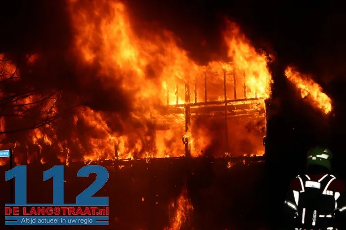 Vlammen schieten uit pand en asbest komt vrij bij grote brand in Waalwijk 19 Vlammen schieten uit pand en asbest komt vrij bij grote brand in Waalwijk 112 De Langstraat