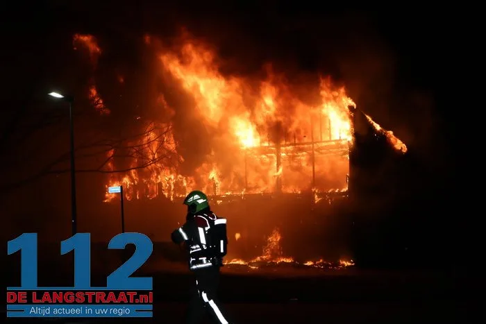 Vlammen schieten uit pand en asbest komt vrij bij grote brand in Waalwijk 20 Vlammen schieten uit pand en asbest komt vrij bij grote brand in Waalwijk 112 De Langstraat