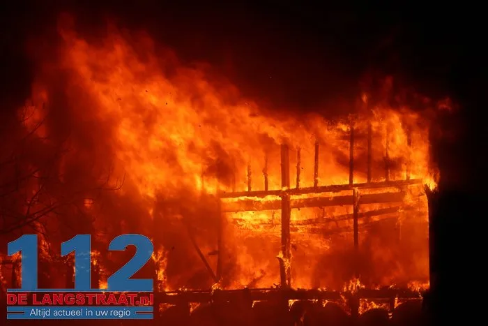 Vlammen schieten uit pand en asbest komt vrij bij grote brand in Waalwijk 21 Vlammen schieten uit pand en asbest komt vrij bij grote brand in Waalwijk 112 De Langstraat