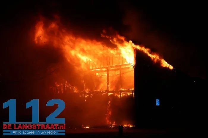 Vlammen schieten uit pand en asbest komt vrij bij grote brand in Waalwijk 22 Vlammen schieten uit pand en asbest komt vrij bij grote brand in Waalwijk 112 De Langstraat