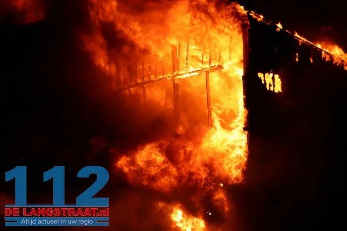 Vlammen schieten uit pand en asbest komt vrij bij grote brand in Waalwijk 23 Vlammen schieten uit pand en asbest komt vrij bij grote brand in Waalwijk 112 De Langstraat