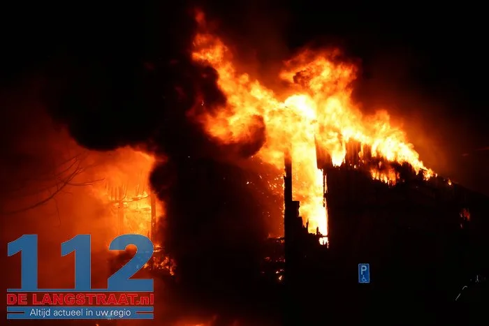 Vlammen schieten uit pand en asbest komt vrij bij grote brand in Waalwijk 25 Vlammen schieten uit pand en asbest komt vrij bij grote brand in Waalwijk 112 De Langstraat