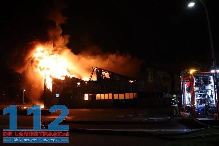Vlammen schieten uit pand en asbest komt vrij bij grote brand in Waalwijk 26 Vlammen schieten uit pand en asbest komt vrij bij grote brand in Waalwijk 112 De Langstraat