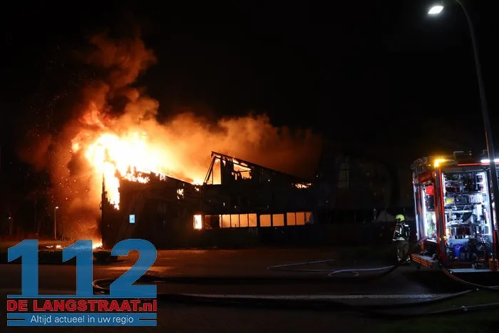 Vlammen schieten uit pand en asbest komt vrij bij grote brand in Waalwijk 27 Vlammen schieten uit pand en asbest komt vrij bij grote brand in Waalwijk 112 De Langstraat