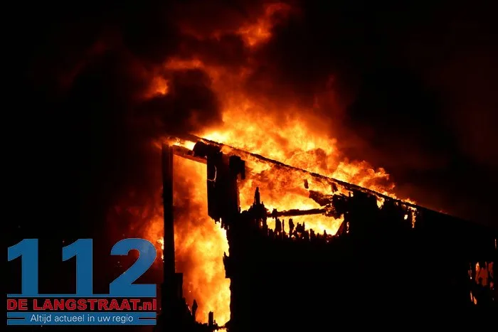 Vlammen schieten uit pand en asbest komt vrij bij grote brand in Waalwijk 28 Vlammen schieten uit pand en asbest komt vrij bij grote brand in Waalwijk 112 De Langstraat