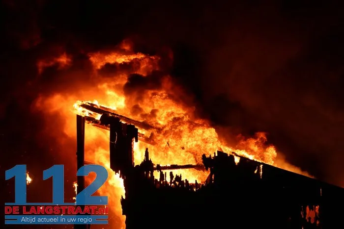 Vlammen schieten uit pand en asbest komt vrij bij grote brand in Waalwijk 29 Vlammen schieten uit pand en asbest komt vrij bij grote brand in Waalwijk 112 De Langstraat
