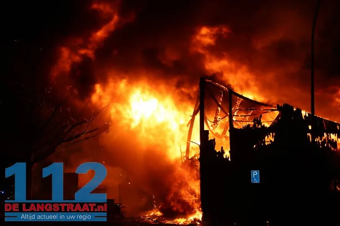 Vlammen schieten uit pand en asbest komt vrij bij grote brand in Waalwijk 31 Vlammen schieten uit pand en asbest komt vrij bij grote brand in Waalwijk 112 De Langstraat