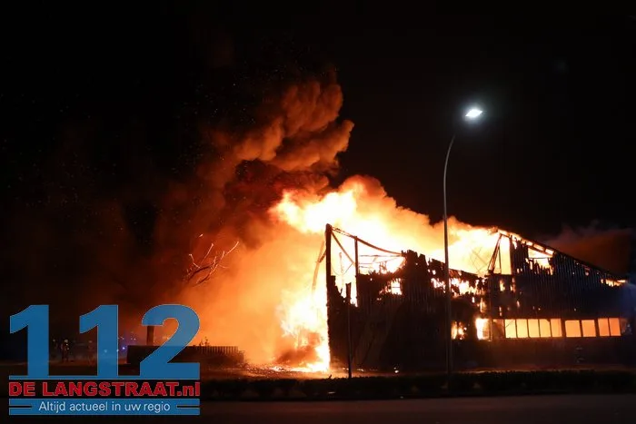 Vlammen schieten uit pand en asbest komt vrij bij grote brand in Waalwijk 32 Vlammen schieten uit pand en asbest komt vrij bij grote brand in Waalwijk 112 De Langstraat