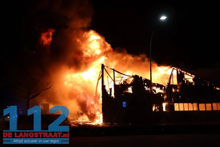 Vlammen schieten uit pand en asbest komt vrij bij grote brand in Waalwijk 33 Vlammen schieten uit pand en asbest komt vrij bij grote brand in Waalwijk 112 De Langstraat