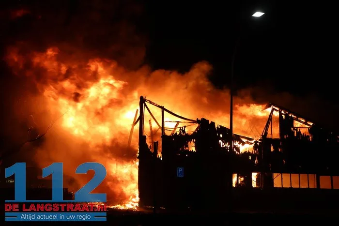 Vlammen schieten uit pand en asbest komt vrij bij grote brand in Waalwijk 34 Vlammen schieten uit pand en asbest komt vrij bij grote brand in Waalwijk 112 De Langstraat
