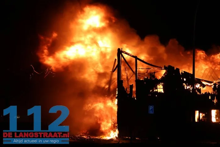 Vlammen schieten uit pand en asbest komt vrij bij grote brand in Waalwijk 35 Vlammen schieten uit pand en asbest komt vrij bij grote brand in Waalwijk 112 De Langstraat