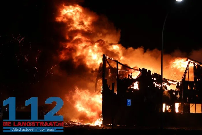 Vlammen schieten uit pand en asbest komt vrij bij grote brand in Waalwijk 36 Vlammen schieten uit pand en asbest komt vrij bij grote brand in Waalwijk 112 De Langstraat