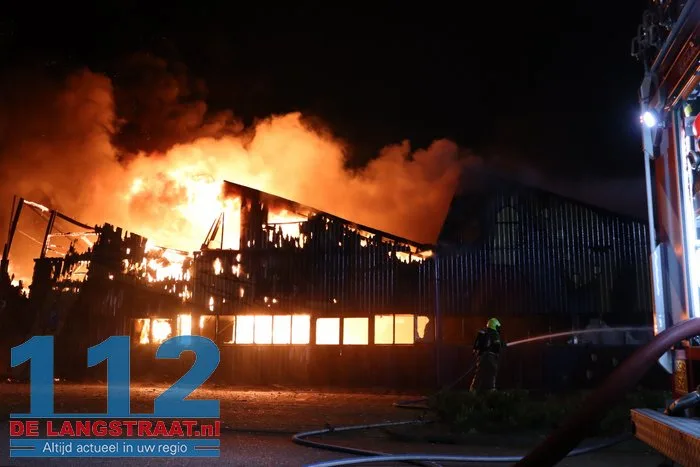 Vlammen schieten uit pand en asbest komt vrij bij grote brand in Waalwijk 37 Vlammen schieten uit pand en asbest komt vrij bij grote brand in Waalwijk 112 De Langstraat