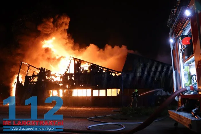 Vlammen schieten uit pand en asbest komt vrij bij grote brand in Waalwijk 38 Vlammen schieten uit pand en asbest komt vrij bij grote brand in Waalwijk 112 De Langstraat
