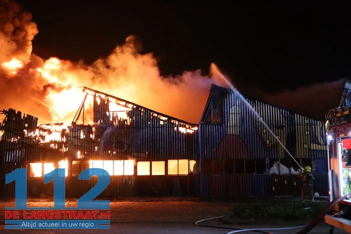 Vlammen schieten uit pand en asbest komt vrij bij grote brand in Waalwijk 39 Vlammen schieten uit pand en asbest komt vrij bij grote brand in Waalwijk 112 De Langstraat