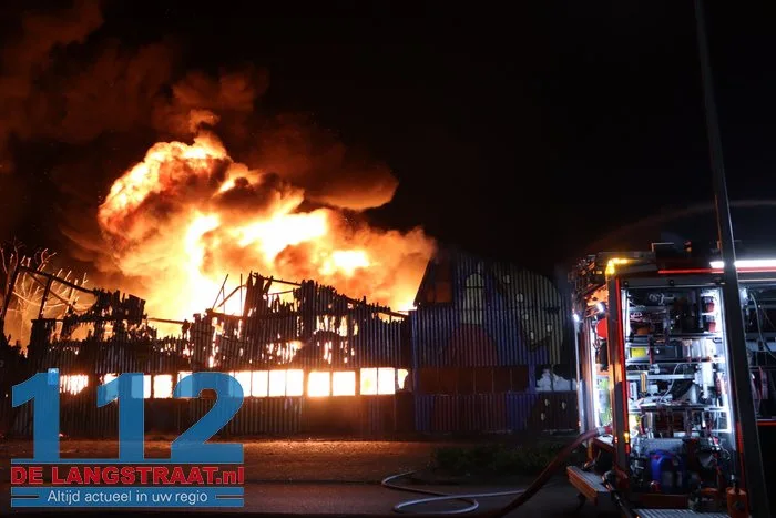 Vlammen schieten uit pand en asbest komt vrij bij grote brand in Waalwijk 41 Vlammen schieten uit pand en asbest komt vrij bij grote brand in Waalwijk 112 De Langstraat