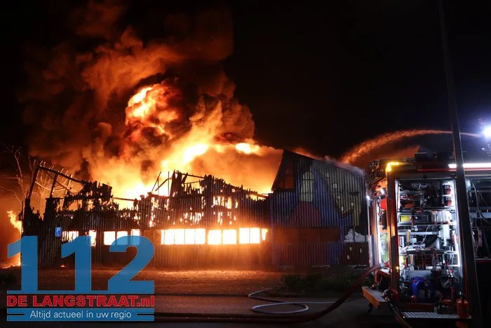 Vlammen schieten uit pand en asbest komt vrij bij grote brand in Waalwijk 42 Vlammen schieten uit pand en asbest komt vrij bij grote brand in Waalwijk 112 De Langstraat