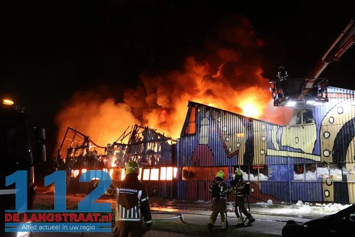 Vlammen schieten uit pand en asbest komt vrij bij grote brand in Waalwijk 43 Vlammen schieten uit pand en asbest komt vrij bij grote brand in Waalwijk 112 De Langstraat