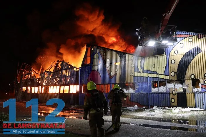 Vlammen schieten uit pand en asbest komt vrij bij grote brand in Waalwijk 44 Vlammen schieten uit pand en asbest komt vrij bij grote brand in Waalwijk 112 De Langstraat