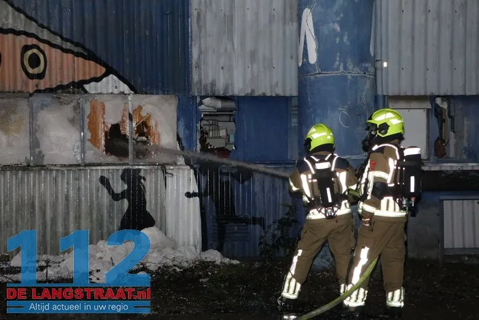 Vlammen schieten uit pand en asbest komt vrij bij grote brand in Waalwijk 46 Vlammen schieten uit pand en asbest komt vrij bij grote brand in Waalwijk 112 De Langstraat