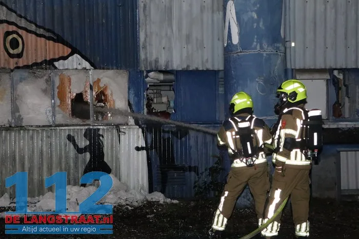 Vlammen schieten uit pand en asbest komt vrij bij grote brand in Waalwijk 47 Vlammen schieten uit pand en asbest komt vrij bij grote brand in Waalwijk 112 De Langstraat