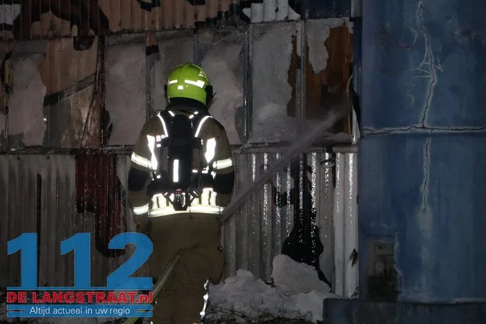 Vlammen schieten uit pand en asbest komt vrij bij grote brand in Waalwijk 48 Vlammen schieten uit pand en asbest komt vrij bij grote brand in Waalwijk 112 De Langstraat