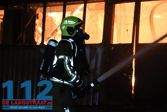 Vlammen schieten uit pand en asbest komt vrij bij grote brand in Waalwijk 49 Vlammen schieten uit pand en asbest komt vrij bij grote brand in Waalwijk 112 De Langstraat