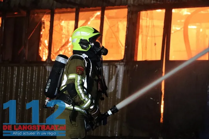 Vlammen schieten uit pand en asbest komt vrij bij grote brand in Waalwijk 50 Vlammen schieten uit pand en asbest komt vrij bij grote brand in Waalwijk 112 De Langstraat