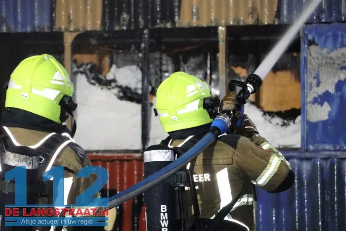 Vlammen schieten uit pand en asbest komt vrij bij grote brand in Waalwijk 51 Vlammen schieten uit pand en asbest komt vrij bij grote brand in Waalwijk 112 De Langstraat