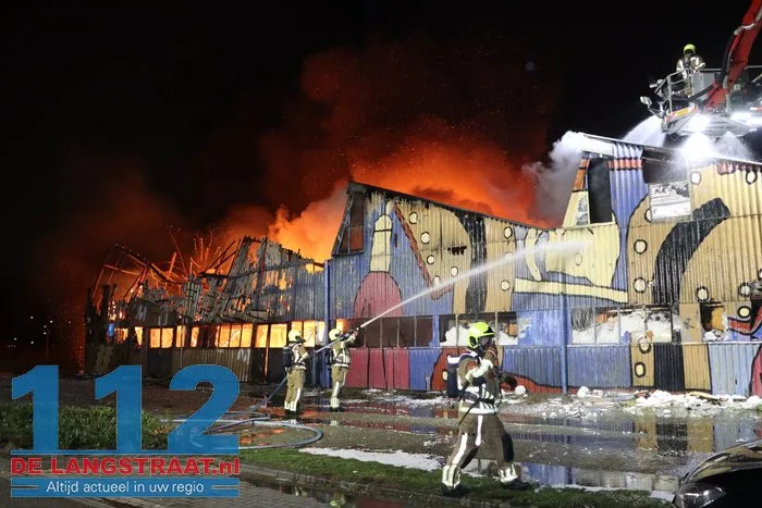 Vlammen schieten uit pand en asbest komt vrij bij grote brand in Waalwijk 52 Vlammen schieten uit pand en asbest komt vrij bij grote brand in Waalwijk 112 De Langstraat