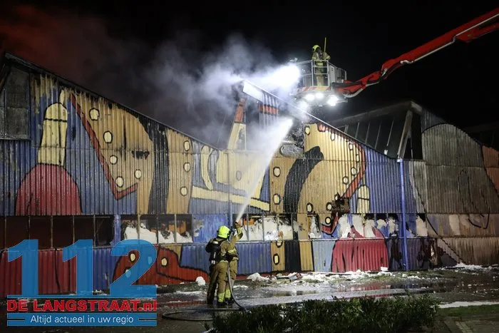 Vlammen schieten uit pand en asbest komt vrij bij grote brand in Waalwijk 53 Vlammen schieten uit pand en asbest komt vrij bij grote brand in Waalwijk 112 De Langstraat