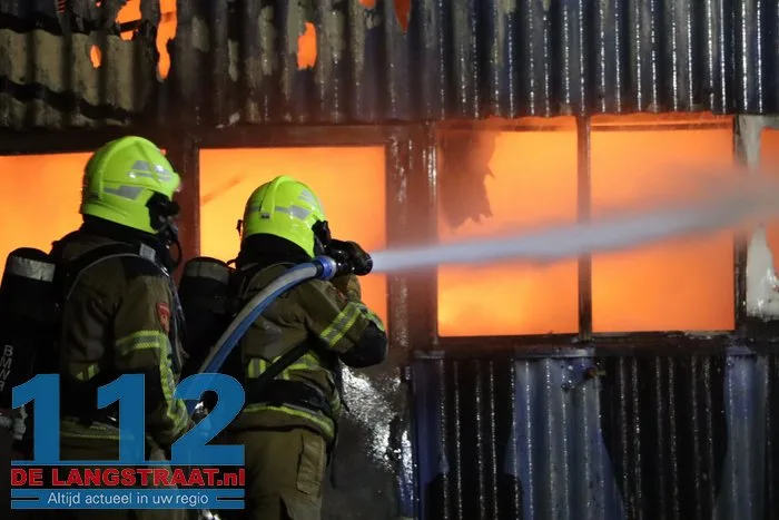 Vlammen schieten uit pand en asbest komt vrij bij grote brand in Waalwijk 54 Vlammen schieten uit pand en asbest komt vrij bij grote brand in Waalwijk 112 De Langstraat