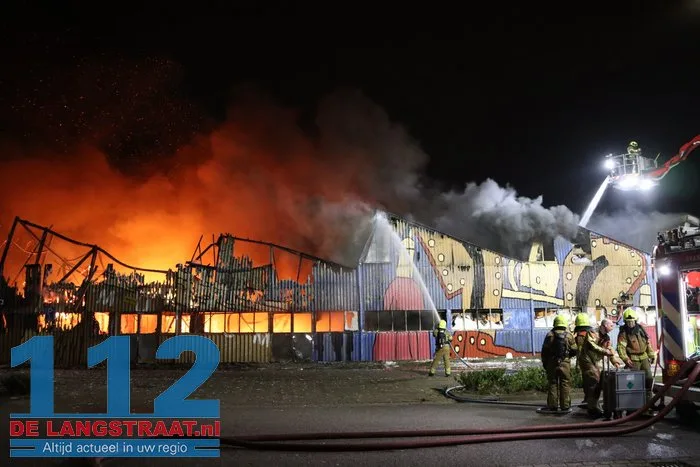 Vlammen schieten uit pand en asbest komt vrij bij grote brand in Waalwijk 55 Vlammen schieten uit pand en asbest komt vrij bij grote brand in Waalwijk 112 De Langstraat