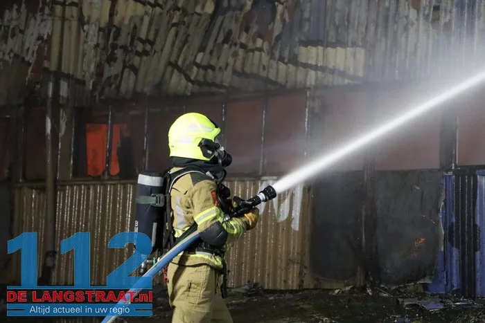 Vlammen schieten uit pand en asbest komt vrij bij grote brand in Waalwijk 56 Vlammen schieten uit pand en asbest komt vrij bij grote brand in Waalwijk 112 De Langstraat