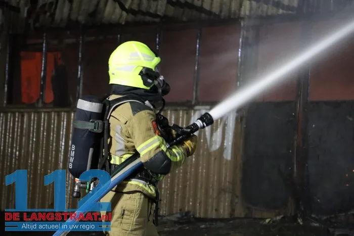 Vlammen schieten uit pand en asbest komt vrij bij grote brand in Waalwijk 57 Vlammen schieten uit pand en asbest komt vrij bij grote brand in Waalwijk 112 De Langstraat