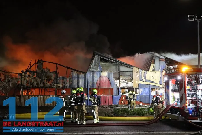 Vlammen schieten uit pand en asbest komt vrij bij grote brand in Waalwijk 59 Vlammen schieten uit pand en asbest komt vrij bij grote brand in Waalwijk 112 De Langstraat