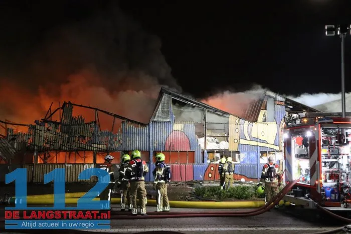 Vlammen schieten uit pand en asbest komt vrij bij grote brand in Waalwijk 60 Vlammen schieten uit pand en asbest komt vrij bij grote brand in Waalwijk 112 De Langstraat
