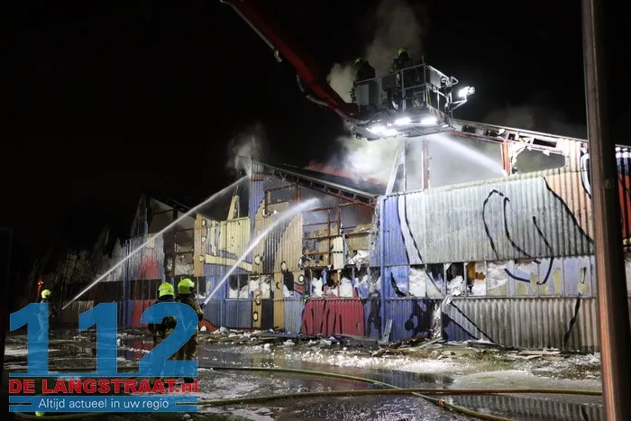 Vlammen schieten uit pand en asbest komt vrij bij grote brand in Waalwijk 61 Vlammen schieten uit pand en asbest komt vrij bij grote brand in Waalwijk 112 De Langstraat